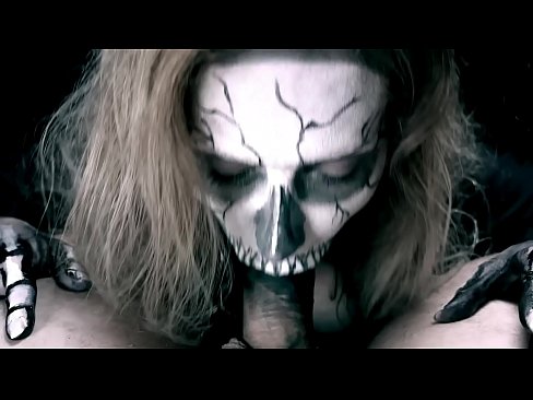 ❤️ Demon famke sûgje hoanne mei har swarte mûle en slikken cum. ❤❌ Fucking video  op fy.porn33.top ❌
